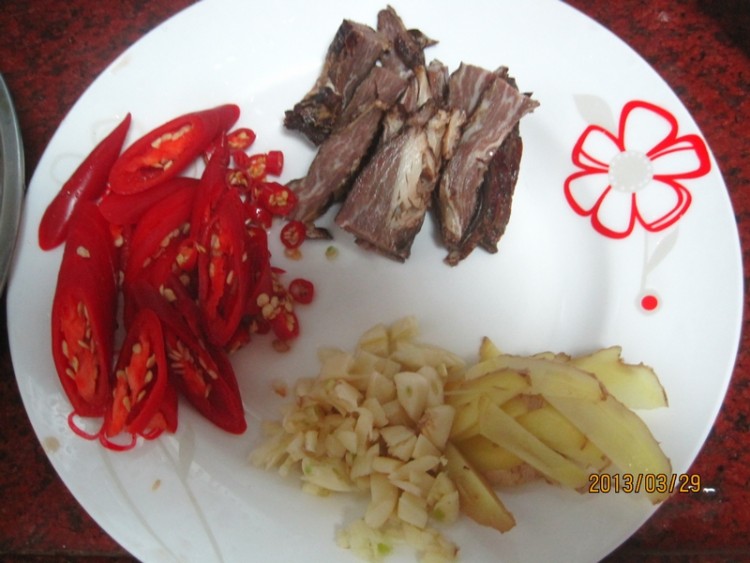 腊肉炒五香豆腐步骤2