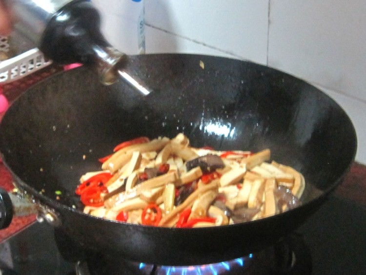 腊肉炒五香豆腐步骤7
