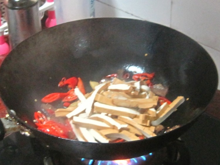 腊肉炒五香豆腐步骤5