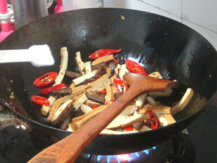 腊肉炒五香豆腐步骤6