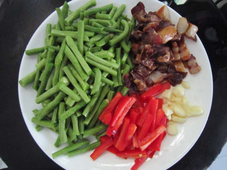 嫩豆角炒腊肉步骤2
