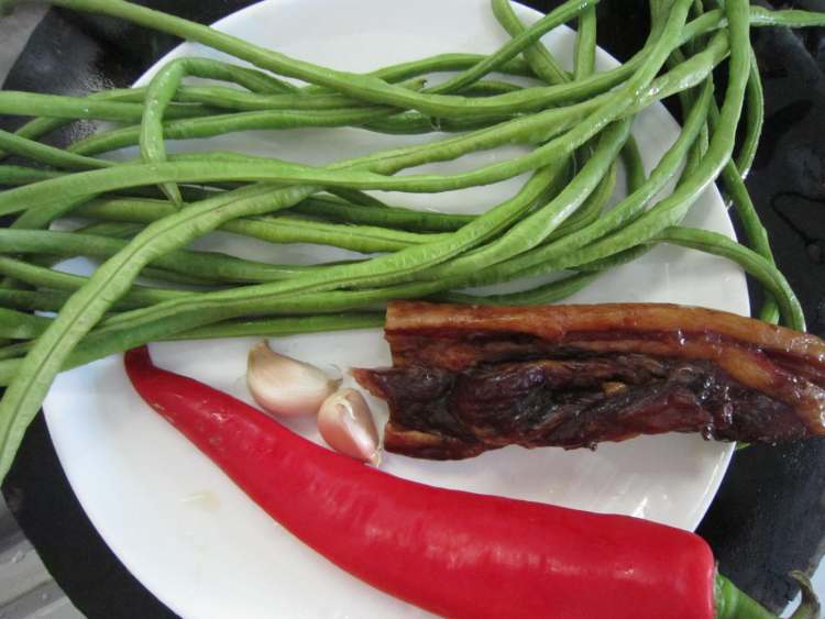 嫩豆角炒腊肉步骤1