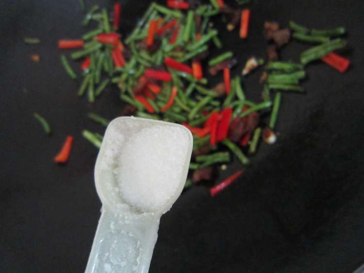嫩豆角炒腊肉步骤8