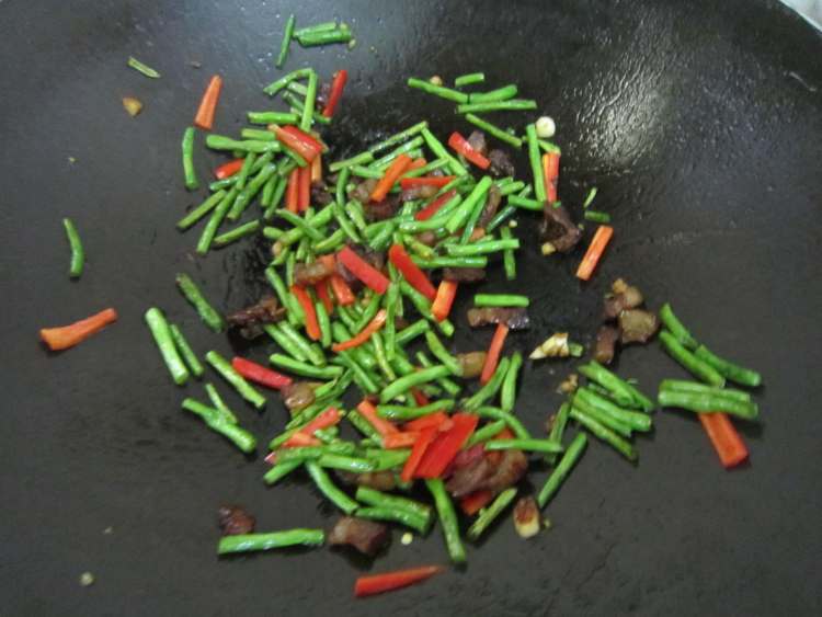 嫩豆角炒腊肉步骤6