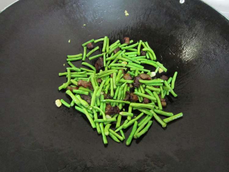 嫩豆角炒腊肉步骤5
