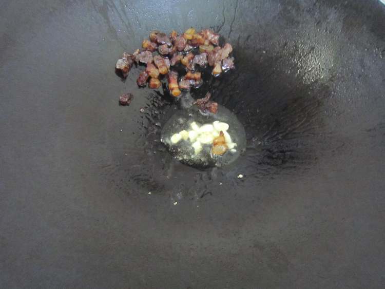 嫩豆角炒腊肉步骤4