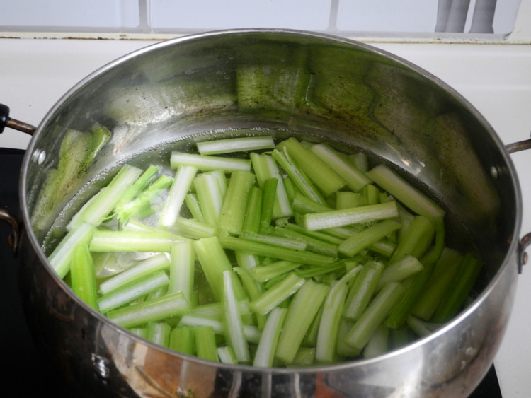 西芹豆干炒腊肉步骤2