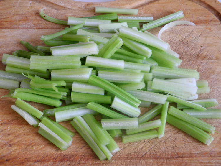 西芹豆干炒腊肉步骤1