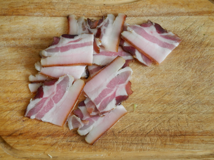 西芹豆干炒腊肉步骤3