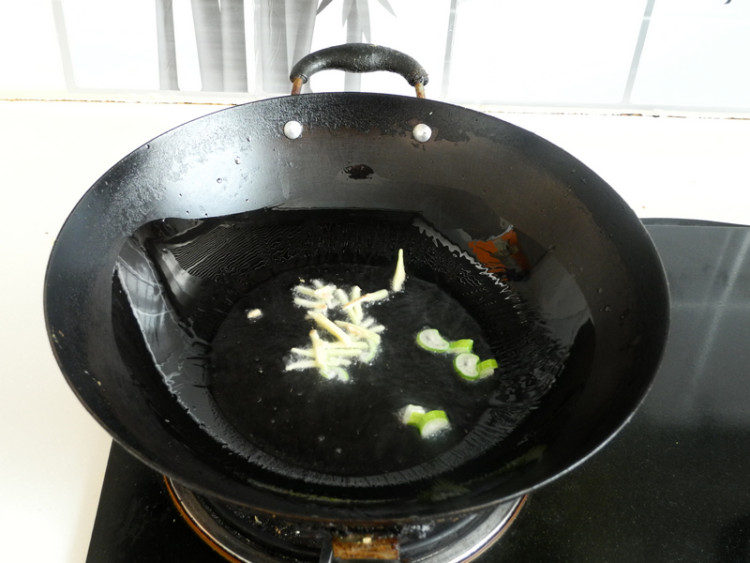 西芹豆干炒腊肉步骤5
