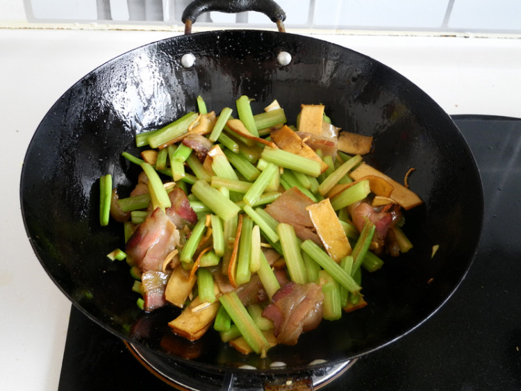 西芹豆干炒腊肉步骤10