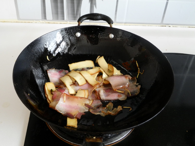 西芹豆干炒腊肉步骤7