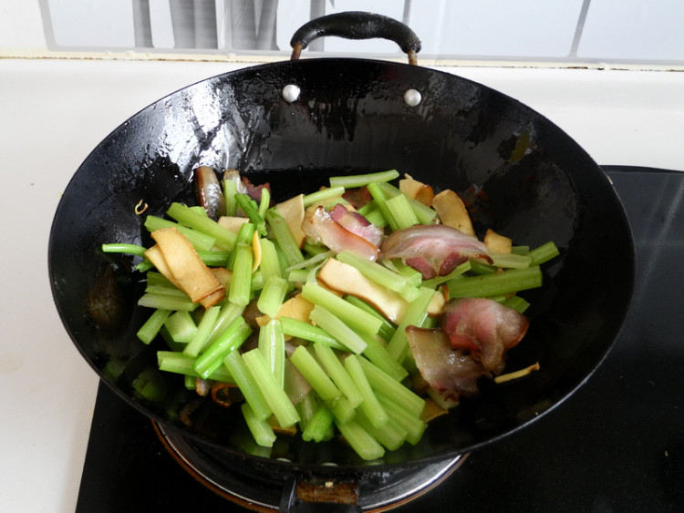 西芹豆干炒腊肉步骤8