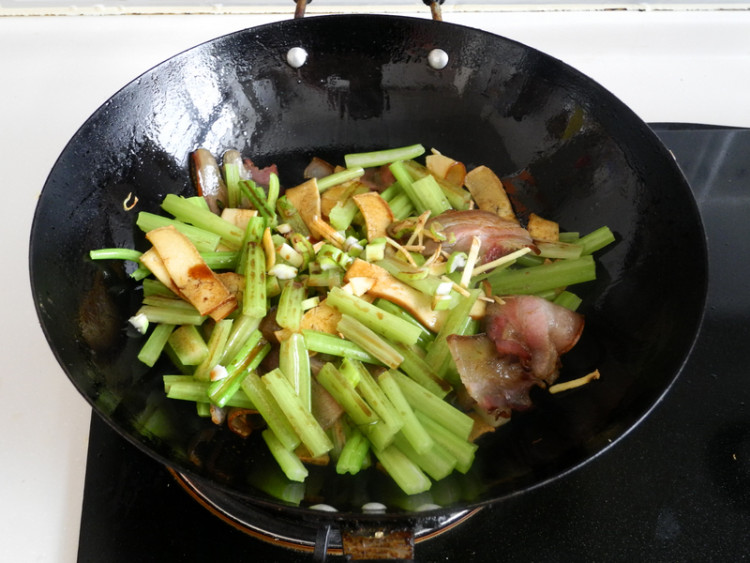 西芹豆干炒腊肉步骤9