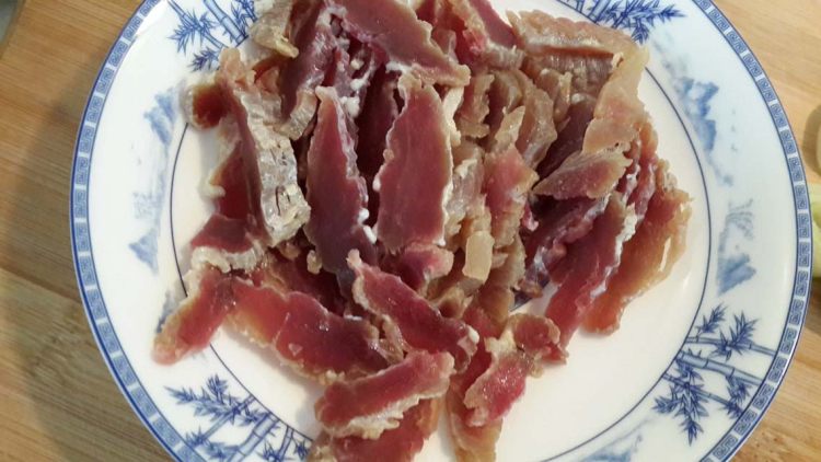 双椒炒腊肉步骤2