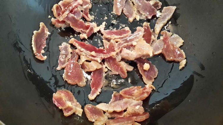 双椒炒腊肉步骤6