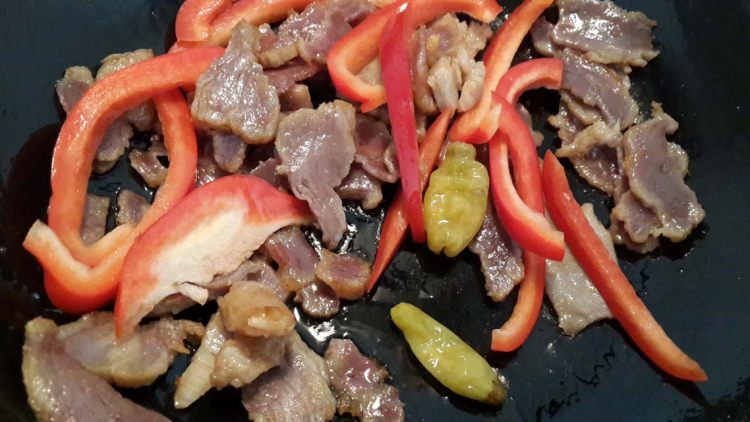 双椒炒腊肉步骤8