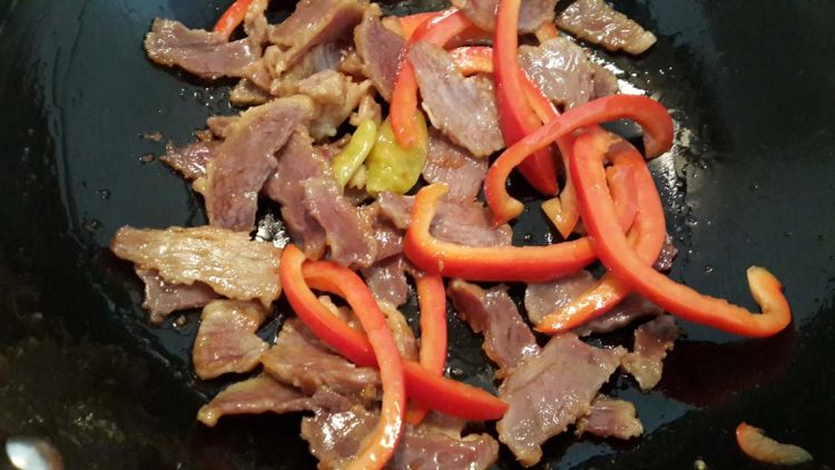 双椒炒腊肉步骤9