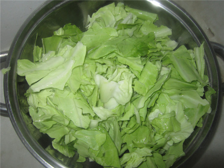 包菜粉丝炖腊肉步骤1