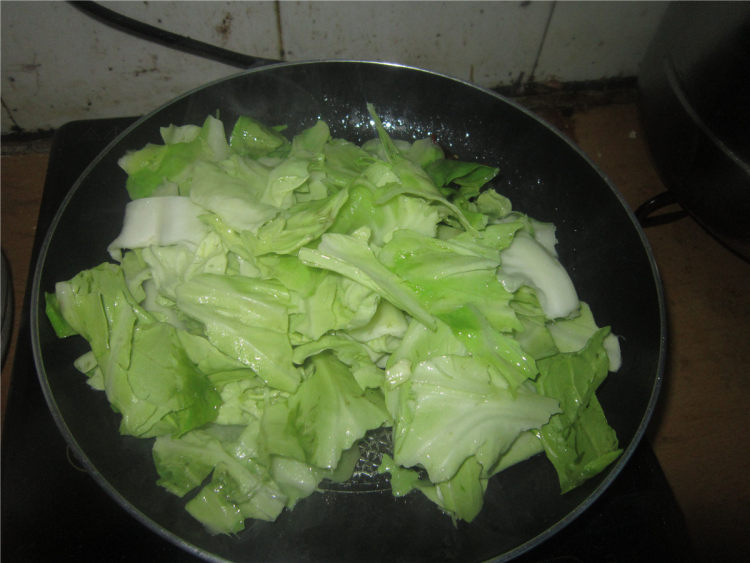 包菜粉丝炖腊肉步骤6