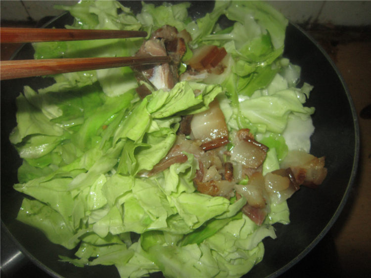 包菜粉丝炖腊肉步骤7
