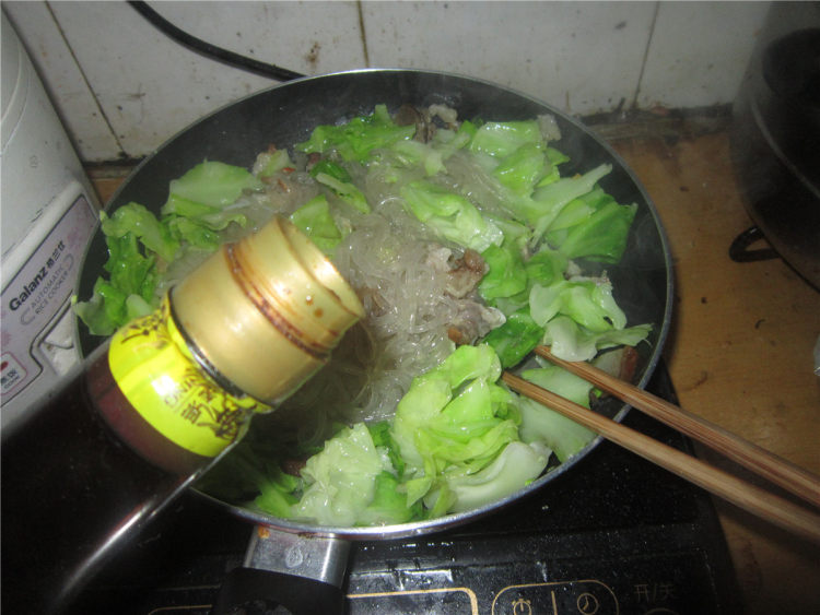 包菜粉丝炖腊肉步骤10