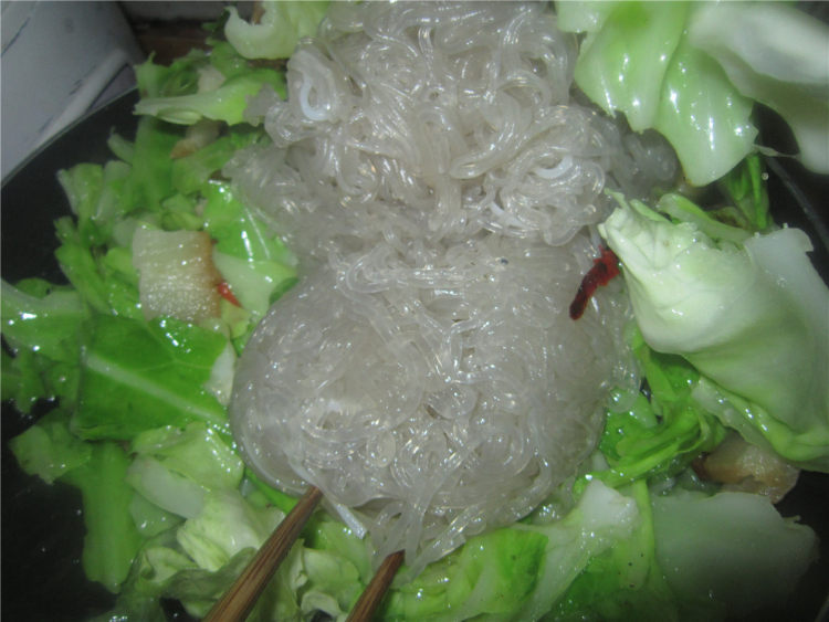 包菜粉丝炖腊肉步骤8
