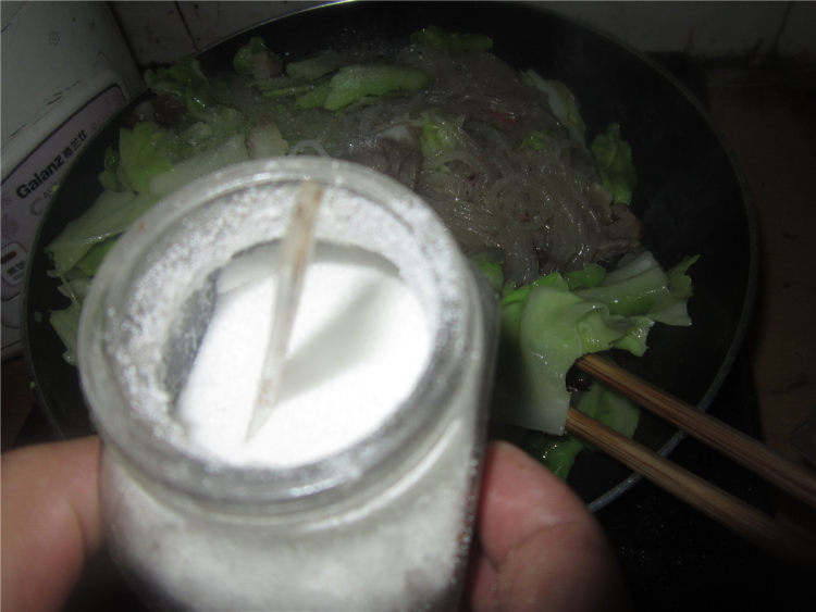 包菜粉丝炖腊肉步骤11