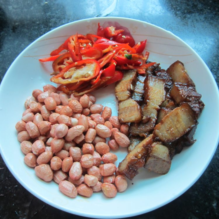 花生米炒腊肉步骤2