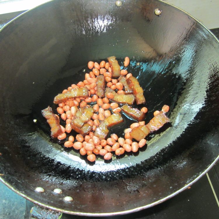 花生米炒腊肉步骤5