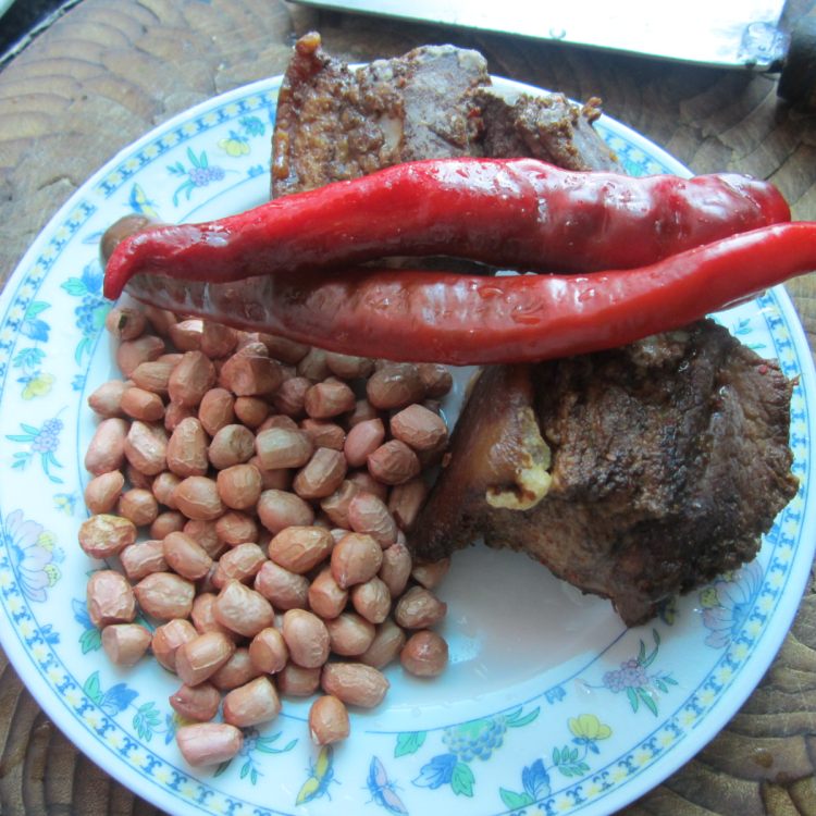 花生米炒腊肉步骤1