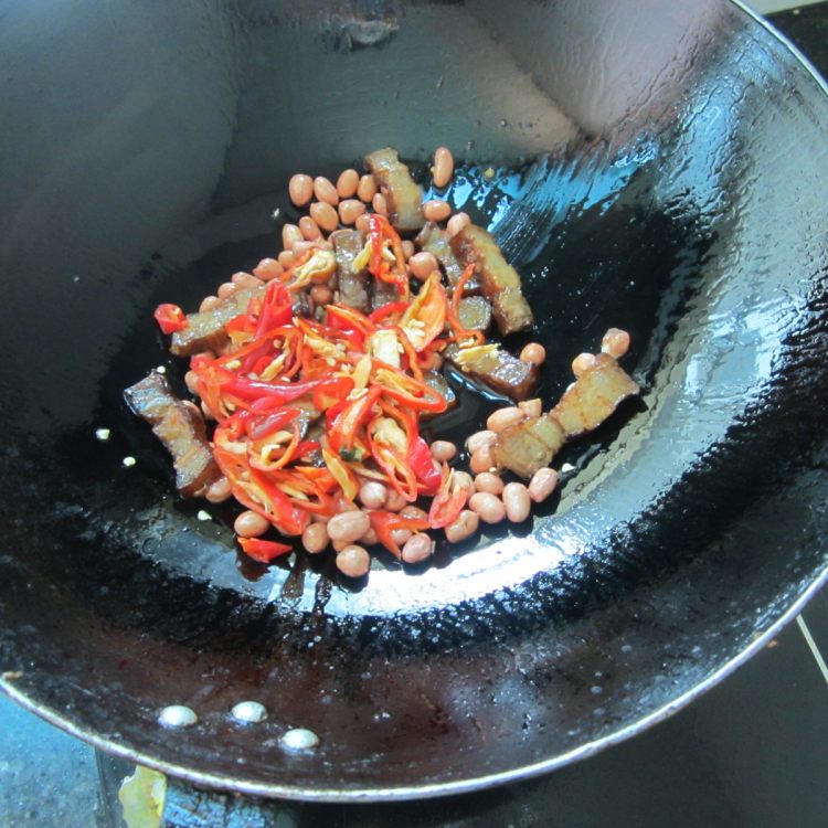 花生米炒腊肉步骤6
