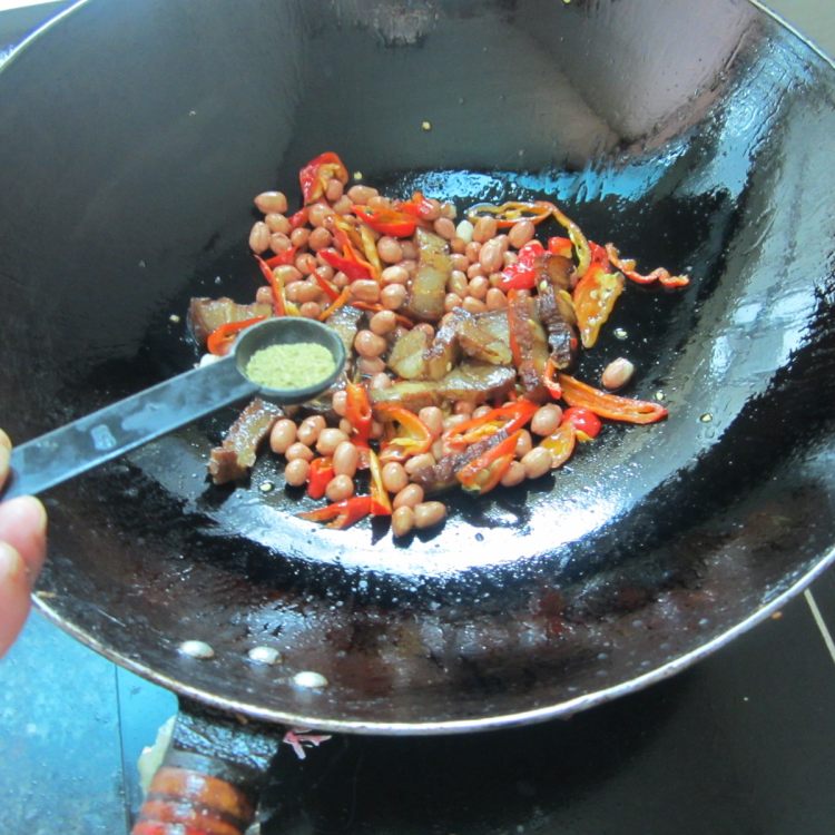 花生米炒腊肉步骤9