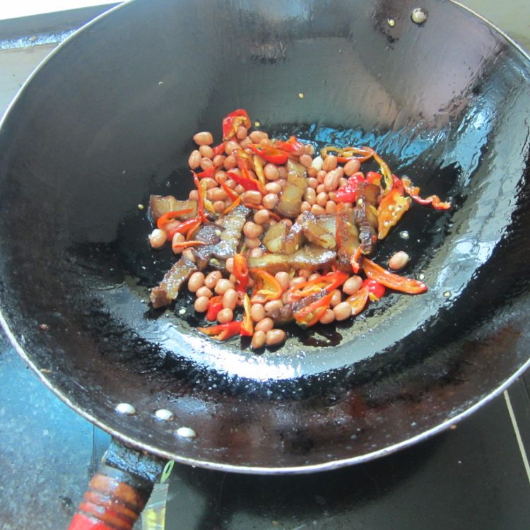 花生米炒腊肉步骤8