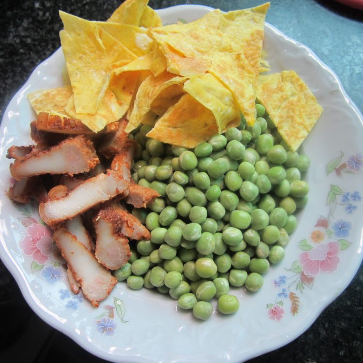 青豆腊肉加蛋皮步骤1
