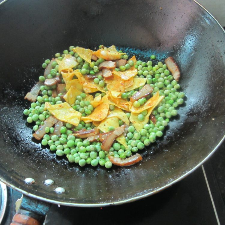 青豆腊肉加蛋皮步骤6