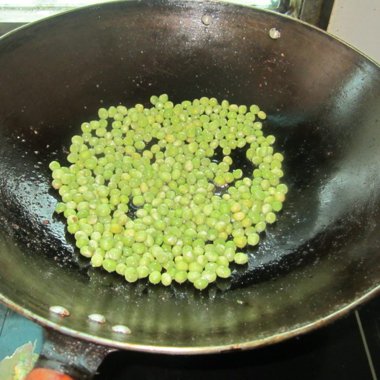 青豆腊肉加蛋皮步骤2