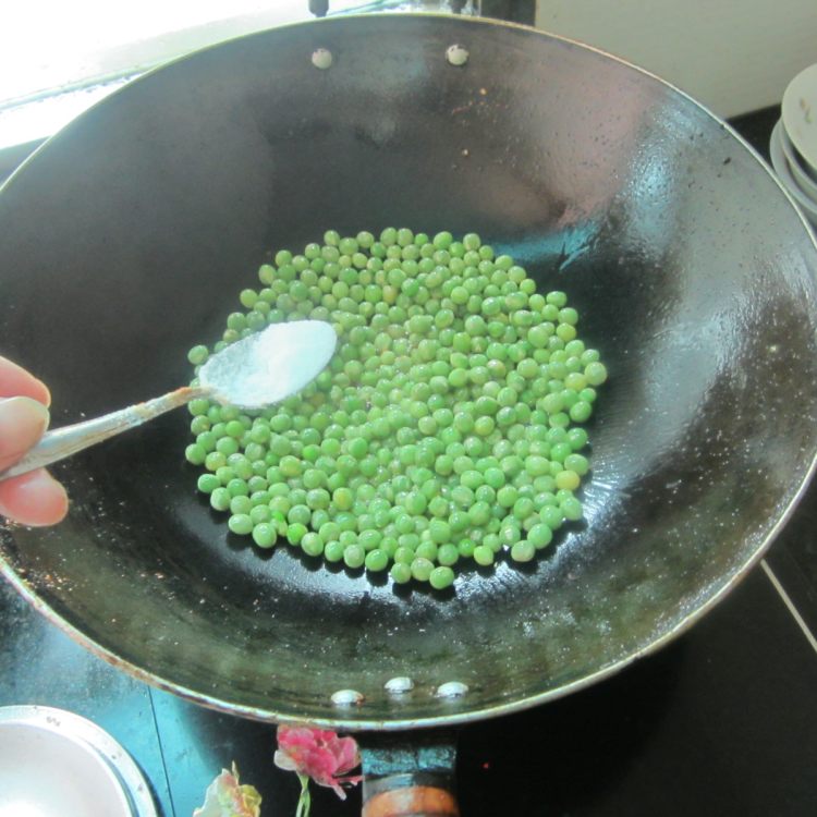 青豆腊肉加蛋皮步骤3