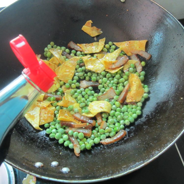 青豆腊肉加蛋皮步骤8