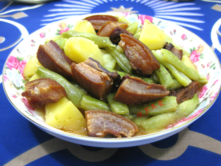腊肉炖土豆芸豆步骤4