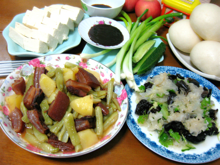腊肉炖土豆芸豆步骤5