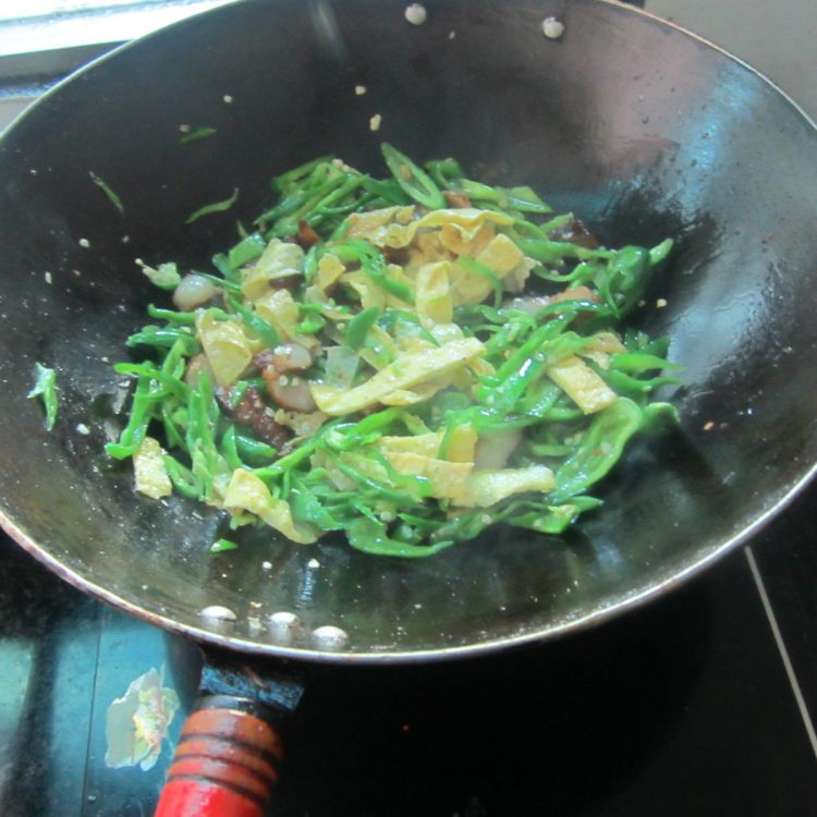 辣炒蛋皮腊肉步骤7