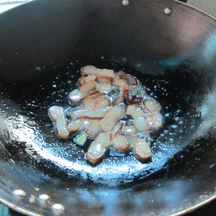 辣炒蛋皮腊肉步骤3