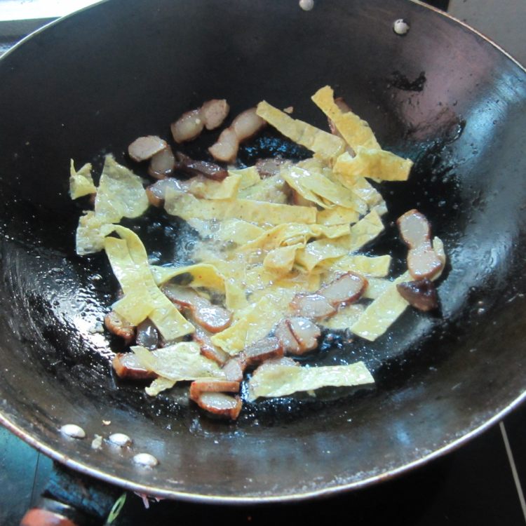 辣炒蛋皮腊肉步骤5