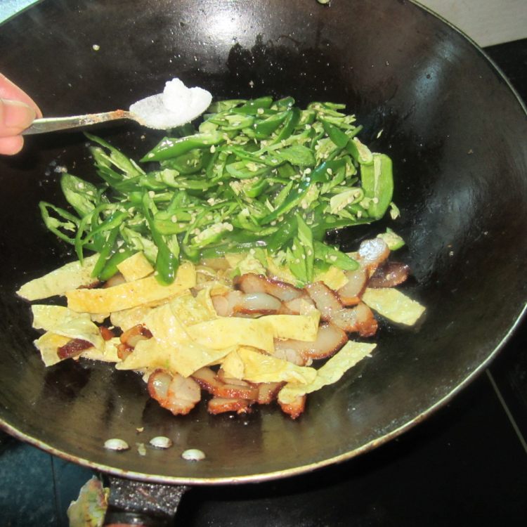 辣炒蛋皮腊肉步骤6