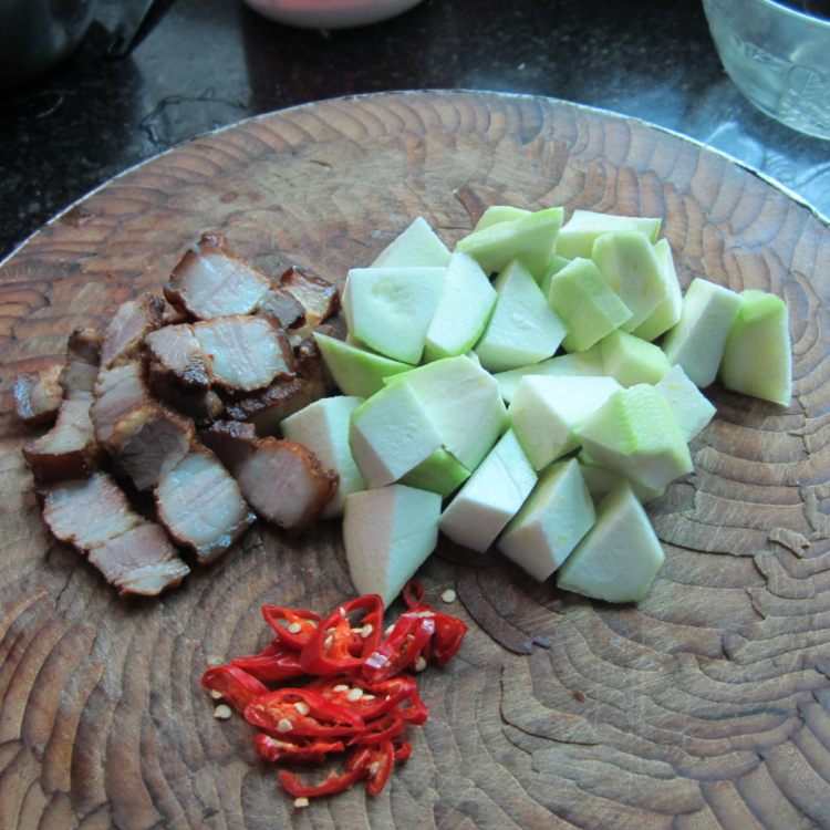 丝瓜丁炒腊肉步骤2