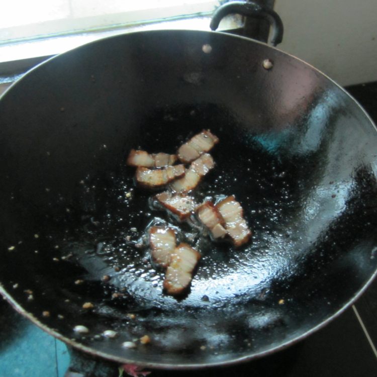 丝瓜丁炒腊肉步骤3