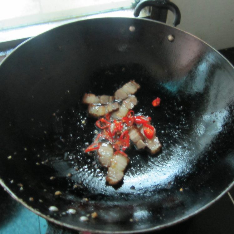 丝瓜丁炒腊肉步骤4