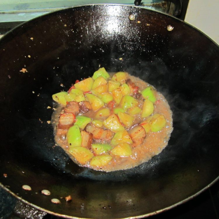 丝瓜丁炒腊肉步骤8