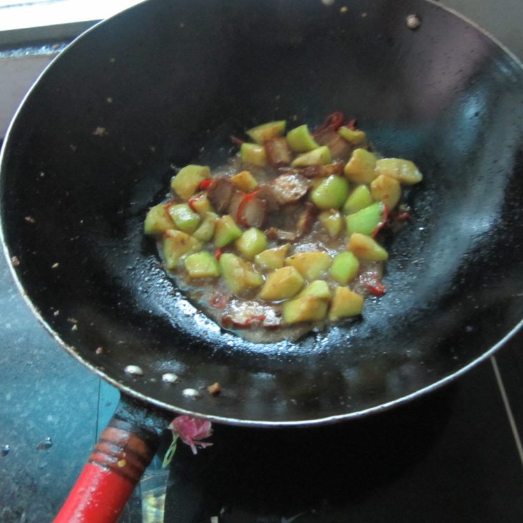丝瓜丁炒腊肉步骤10